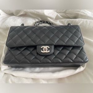 Classic medium black caviar chanel bag. Original. No signs of wear with receipt